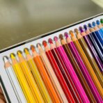 ⁦الوان خشبية شمعية داكنة فاخرة دومز 24 لون في حافظة حديد⁩ - الصورة ⁦3⁩