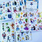 ⁦كراسة تلوين مع طوابع شخصيات 10-60 مقاس A4⁩ - الصورة ⁦2⁩