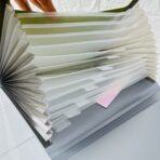 ⁦ملف تنظيم وحفظ الأوراق A4 Deli⁩ - الصورة ⁦2⁩