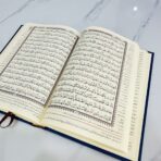 ⁦مصحف القرآن كامل بالتفسير برواية حفص عن عاصم مقاس 20×14 سم⁩ - الصورة ⁦3⁩