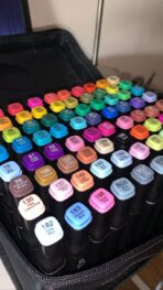 ⁦مجموعه اقلام خطاط ماركر  رسامين وطلبة التصميم الداخلي راسين شنطة 80 ماركر⁩ - الصورة ⁦7⁩