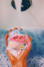 ⁦كرات الاستحمام الفوارة لترطيب البشرة علبة 8 قطع⁩ - الصورة ⁦3⁩