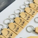 ⁦ميدالية هدية أمي الغالية علاقة مفاتيح خشبية نقش⁩ - الصورة ⁦3⁩