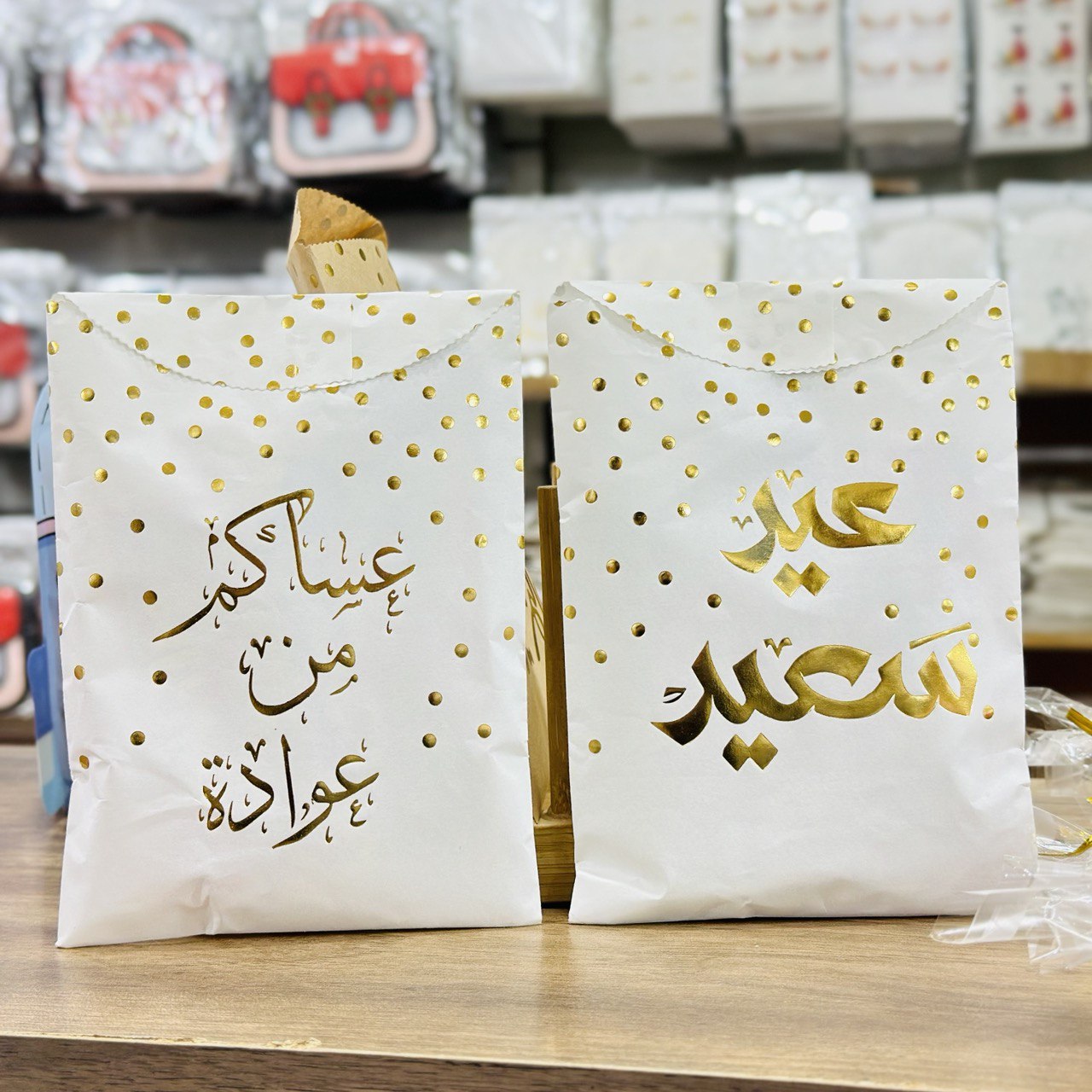photo_1_2024-03-25_02-54-22 ظرف عيدية أبيض كتابة ذهبية للأطفال عبوة 12 ظرف مناسب لـ خلوط الأطفال - الصورة 1