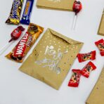 ⁦ظرف عيدية بيج كتابة فضية للأطفال عبوة 12 ظرف توزيعة⁩ - الصورة ⁦2⁩