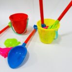 ⁦لعبة سطل بحر مع 2 مجرفة و 2 العاب تشكيل⁩ - الصورة ⁦2⁩