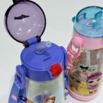 ⁦ترمس مدرسي درجة اولى طوبو رسومات كارتون مع سير تعليق 450 مل بلاستيك قوي⁩ - الصورة ⁦3⁩