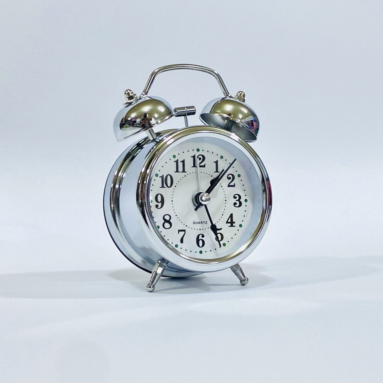 photo_3_2024-08-09_16-53-16 ساعة منبه فياق حديد كلاسيكي تنبيه جرس مع زر اضاءة - الصورة 1