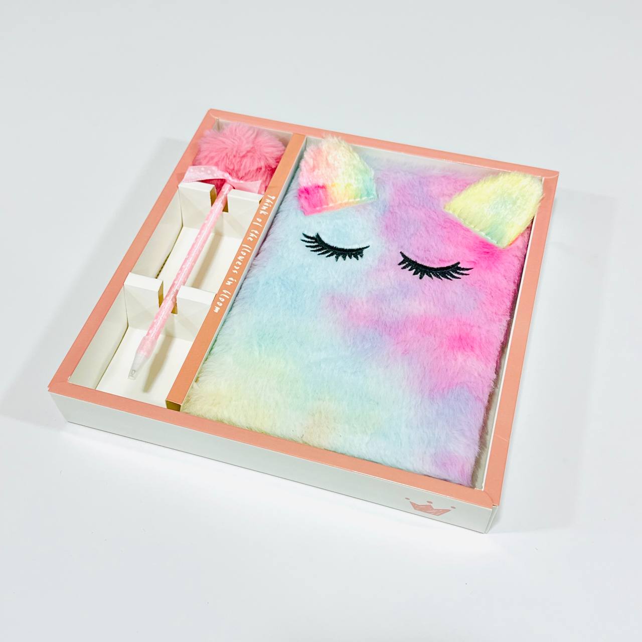 photo_5_2024-08-04_02-26-01 هدية مذكرة فرو رموش مع قلم في علبة كيوت، مقاس 21*15 سم - الصورة 1