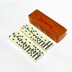 لعبة دومينو الشكل القديم الأول علبة بنية