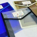 ⁦ملف بطمة ملون شفاف لـ حفظ الأوراق والدفاتر مقاس A4⁩ - الصورة ⁦7⁩