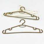 مجموعة علاقات ملابس لون بني و كريمي 5 قطع