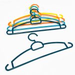 علاقات ملابس بلاستيك ملونة الحجم العادي عدد 5 قطع