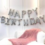 ⁦طقم سرب حروف نفخ عيد ميلاد سعيد فضي مع شريط⁩ - الصورة ⁦3⁩