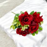 مجموعة ورد أحمر صناعي حجم صغير 4 وردات وع ورق وأغصان
