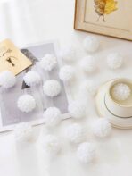 ⁦مجموعة رأس ورد زينة ابيض عدد 30 وردة صناعي للتغليف والتزيين في الحفلات زهور بيضاء⁩ - الصورة ⁦3⁩