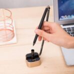 قلم حبر لاصق على المكتب ماركة deli