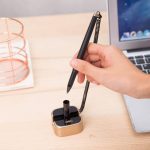 قلم حبر لاصق على المكتب ماركة deli