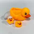 ⁦لعبة عائلة بطة حوض استحمام للأطفال مع زواية صوت 3 بطات + بيضة⁩ - الصورة ⁦2⁩