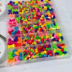 ⁦طقم صناعة اكسسوارات بالخرز الملونة مع 2 بكرات خيط ومقص⁩ - الصورة ⁦2⁩