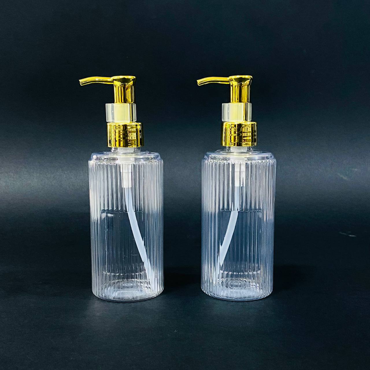 photo_1_2024-12-29_22-46-29 علبة فارغة لوشن + صابون بلاستيك رأس ذهبي عبوة 250 مل مع مكان طباعة ستيكر الشعار - الصورة 1