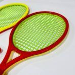 ⁦لعبة مضرب تنس 2 مضارب مع كرة بلاستيك وريشة مع الاصدقاء والعائلة⁩ - الصورة ⁦3⁩