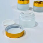 ⁦عبوة زجاجية فاخرة معتمة للكريمات عبوة 30 & 50 مل مع غطاء حماية ومغطة ذهبية⁩ - الصورة ⁦2⁩