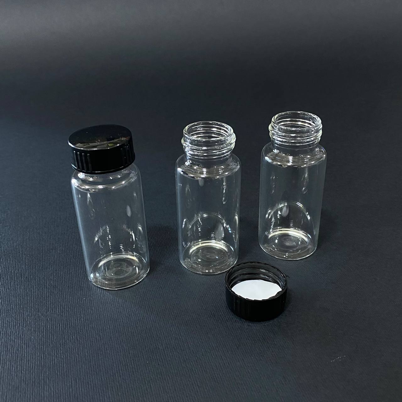 photo_4_2025-01-30_14-11-51 علبة زجاجية سميكه فارغة متعددة الاستعمالات عبوة 30 مل مع غطاء بلاستيك محكم الاغلاق - الصورة 1