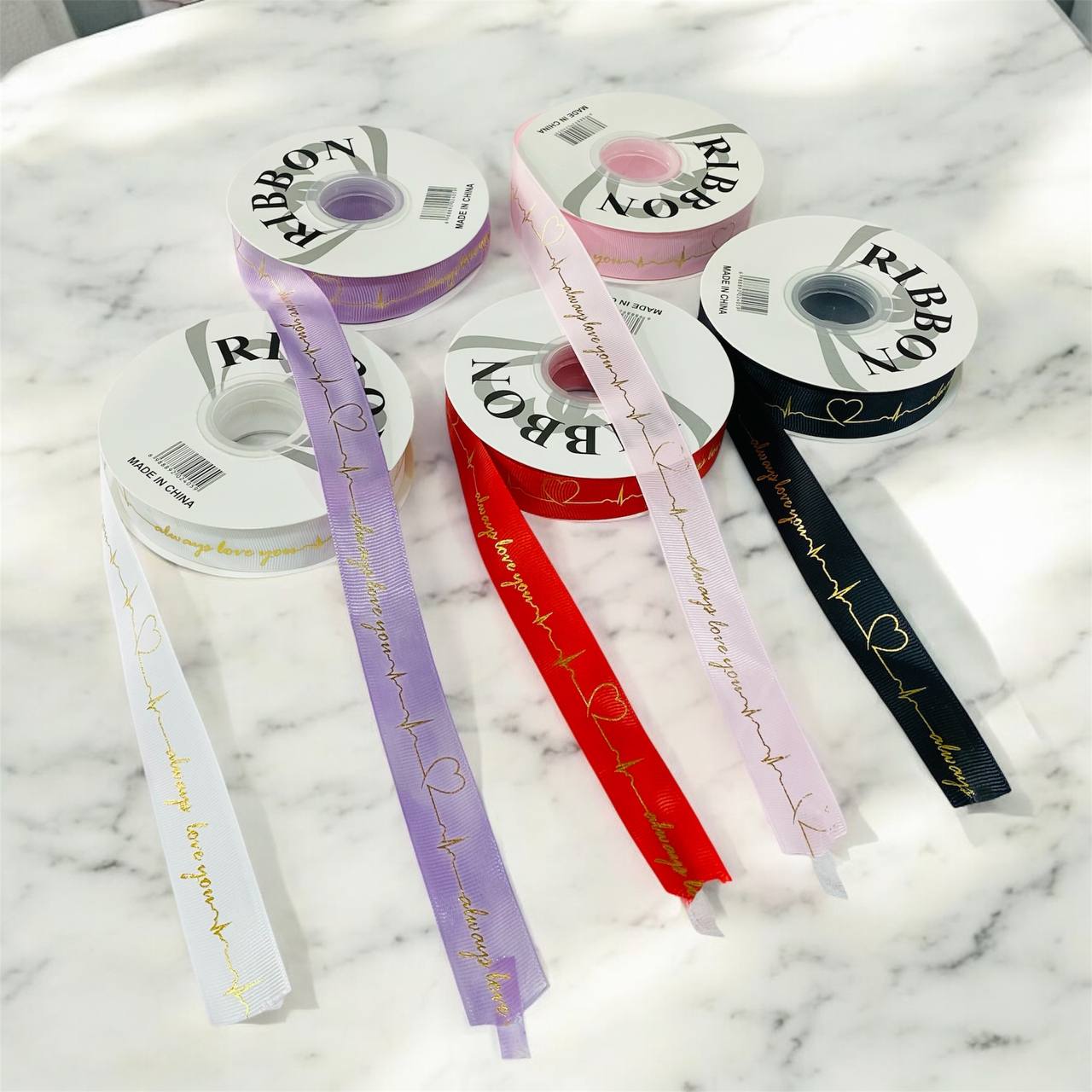 photo_10_2025-02-01_15-45-25 شريط تغليف وربط الهدايا والباقات دقات القلب بالذهبي وعبارة always love you نسترو ساتان - الصورة 1