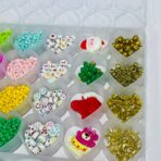 ⁦طقم لعبة اكسسوارات خرز وصنع الاساور للبنات مع 2 لفة خيط و مقص⁩ - الصورة ⁦2⁩