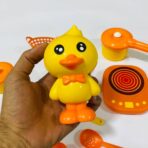 ⁦لعبة طقم مطبخ بطوط اصفر مع لعبة وعدة كاملة⁩ - الصورة ⁦2⁩