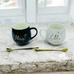 طقم 2 مق كابتشينو فخم بكتابة Miss & Mr  هدية زوجين  داخل علبه افطار صباحي وديكور منزل