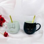 ⁦طقم 2 مق كابتشينو فخم برسمه الأصابع اللامعه مع عبارة love  هدية زوجين داخل علبه , مناسبة لافطار صباحي وديكور منزل⁩ - الصورة ⁦3⁩