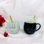 طقم 2 مق كابتشينو فخم برسمه الأصابع اللامعه مع عبارة love  هدية زوجين داخل علبه , مناسبة لافطار صباحي وديكور منزل