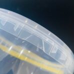 ⁦سطل بلاستيك 2.5 كيلو محكم الأغلاق لحفظ المنتجات ، الموالح والكعك و الحلويات أمن لحفظ الغذاء⁩ - الصورة ⁦2⁩