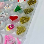 ⁦طقم لعبة اكسسوارات خرز وصنع الاساور للبنات مع 2 لفة خيط و مقص⁩ - الصورة ⁦5⁩