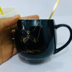 ⁦طقم 2 مق كابتشينو فخم برسمه الأصابع اللامعه مع عبارة love  هدية زوجين داخل علبه , مناسبة لافطار صباحي وديكور منزل⁩ - الصورة ⁦5⁩