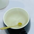 ⁦طقم 2 مق كابتشينو فخم برسمه الأصابع اللامعه مع عبارة love  هدية زوجين داخل علبه , مناسبة لافطار صباحي وديكور منزل⁩ - الصورة ⁦6⁩