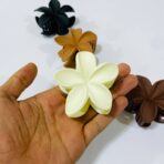 ⁦مساكة شعر ترند الوان كلاسيك شكل وردة⁩ - الصورة ⁦3⁩