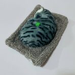 ⁦لعبة قطة نائمة نسخه حقيقية على مخدة، صوت مياااو بالضغط⁩ - الصورة ⁦5⁩