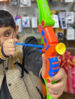 ⁦لعبة تصويب الاسهم اللاصقة مع قوس و لوحة النتيجة بالارقام  للاطفال⁩ - الصورة ⁦2⁩