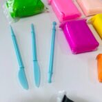 ⁦صلصال اسفنج سهل التشكيل مع ادوات 12 لون للأطفال ، تنمية المهارات الحسية والبصرية للأطفال⁩ - الصورة ⁦3⁩