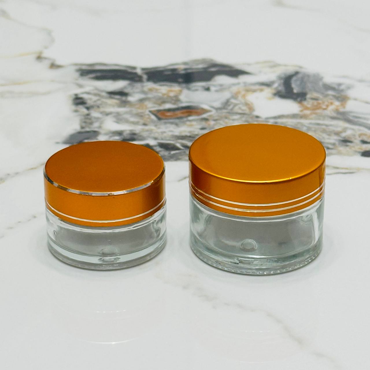 IMG_20250613_194405_083 علبة زجاجية فاخرة بغطاء محكم - مثالية للتخزين والتغليف ، حجم 15/30 مل - الصورة 1