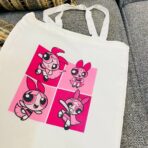 ⁦حقيبة توت باق فتيات القوة لون ابيض مع سوستة - مناسبة للدورات والكلية⁩ - الصورة ⁦4⁩