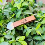 ⁦ميدالية مفاتيح جلد منقوش عليها الاسم⁩ - الصورة ⁦5⁩