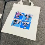 ⁦حقيبة توت باق فتيات القوة لون ابيض مع سوستة - مناسبة للدورات والكلية⁩ - الصورة ⁦2⁩