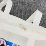 ⁦حقيبة توت باق فتيات القوة لون ابيض مع سوستة - مناسبة للدورات والكلية⁩ - الصورة ⁦3⁩