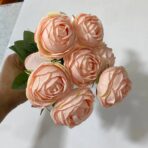 ⁦مجموعة ورد جوري صناعي شبيه الطبيعي، 7 وردات مع اوراق⁩ - الصورة ⁦5⁩