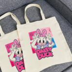 ⁦حقيبة توت باق بطة لون بيج مع سوستة – مناسبة للدورات والكلية خامه غليظة⁩ - الصورة ⁦3⁩