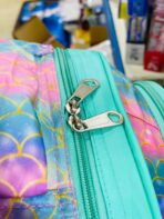 ⁦حقيبة روضة مع مقلمة ادوات مناسبة للتأهيل ، 2 جيوب ، شخصيات كرتون⁩ - الصورة ⁦6⁩